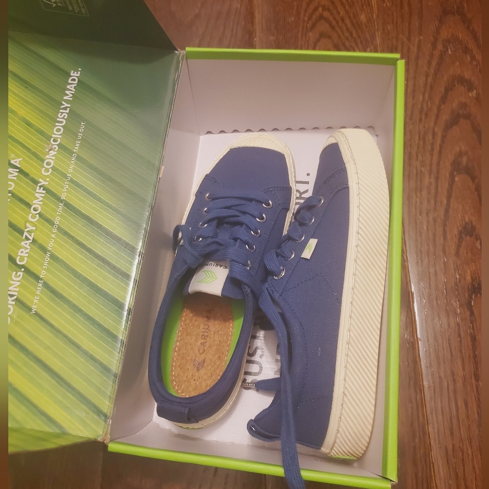Cariuma Navy Canvas Sneakers with Cream Sole